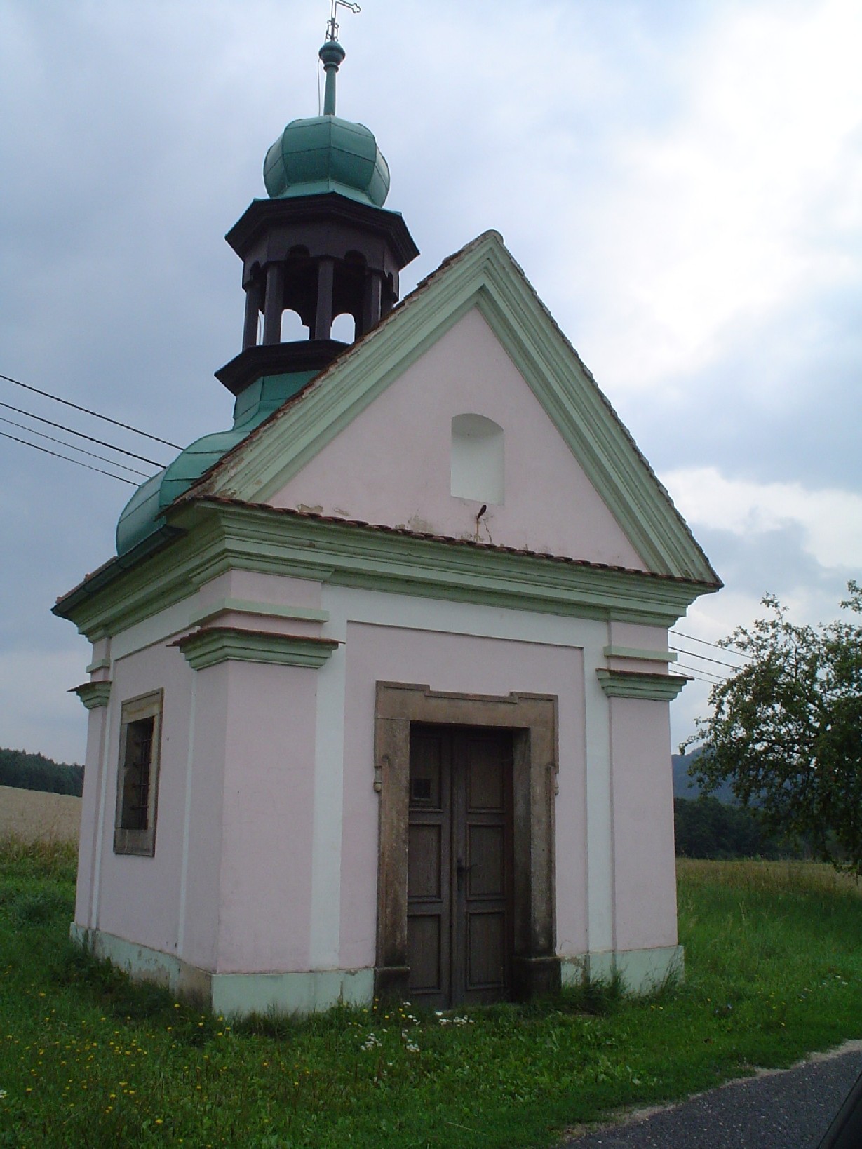 Kaple sv. Josefa ve Velenicích, směr Zákupy.JPG